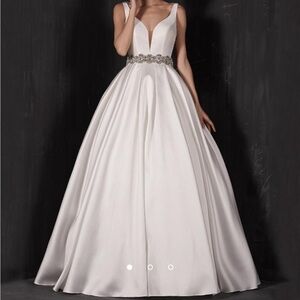 Stunning White V-Neck Wedding Dress with Embellished Waist